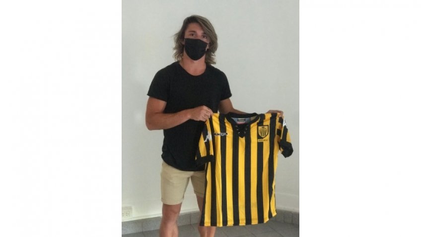 Seis juveniles firmaron su primer contrato con Santamarina